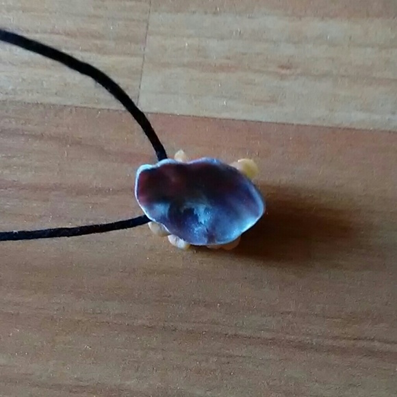 Shell necklace on hemp cord - Picture 3 of 3